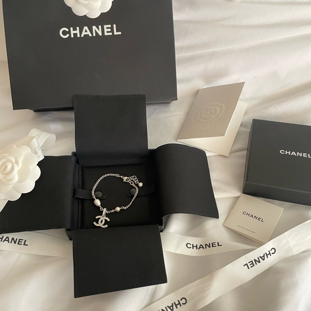 Chanel CC Logo Pendant Pearl Bracelet RARE